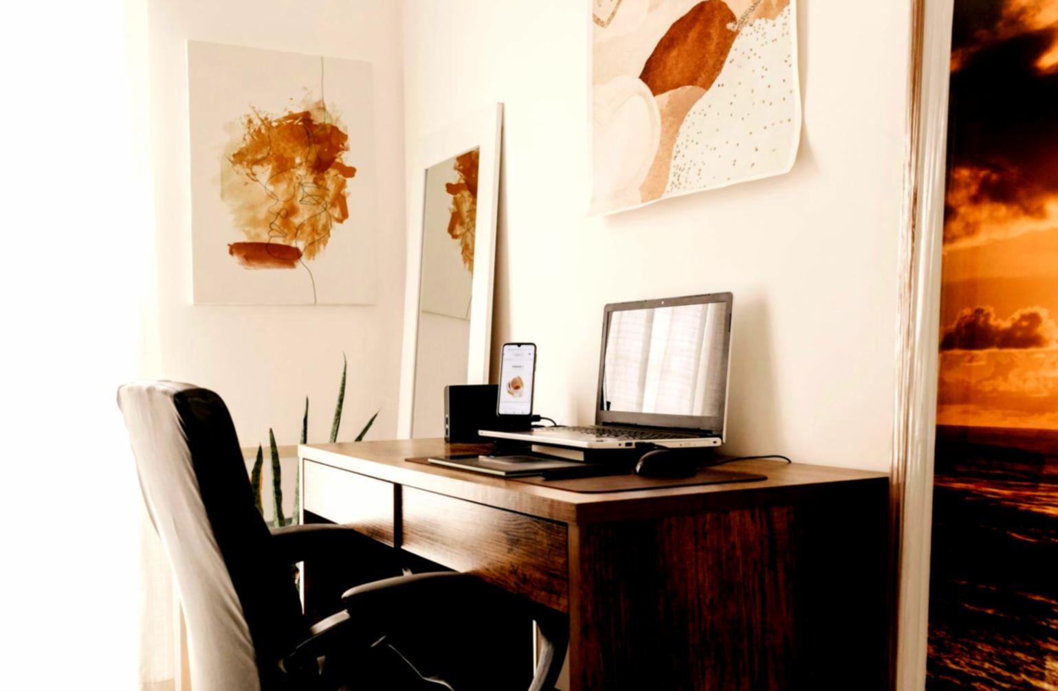 Profesionales analizando estrategias financieras en entorno corporativo